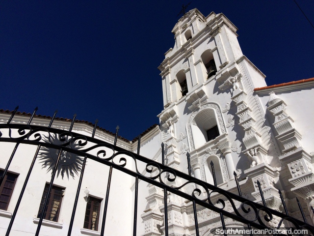La Iglesia Santa Mnica (1574) en Sucre se utiliza como auditorio, una fachada de color blanco puro. (640x480px). Bolivia, Sudamerica.