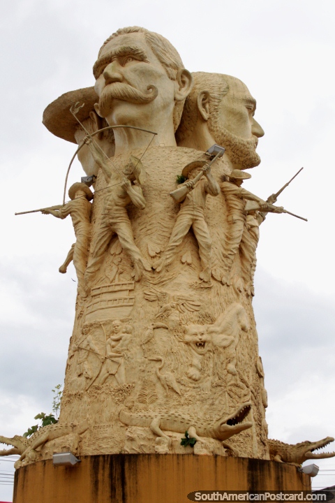 Outro lado do Trs monumento de Cabeas, com figuras militares e crocodilos em Cobija. (480x720px). Bolvia, Amrica do Sul.