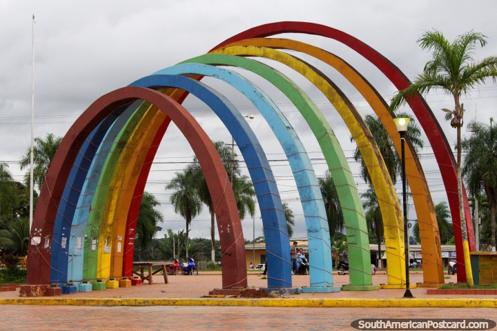 Arcadas coloridas no Parque Pinata em Cobija, um parque recreativo. (720x480px). Bolívia, América do Sul.