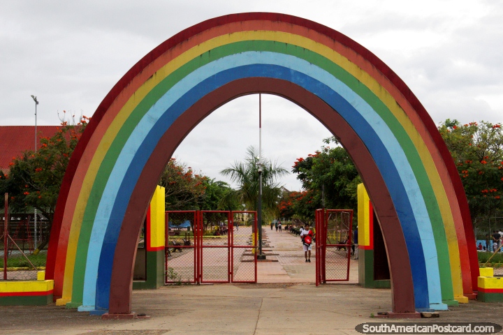 Parque Pinata em Cobija, uma das poucas atraes para ver na cidade, arcos coloridos. (720x480px). Bolvia, Amrica do Sul.