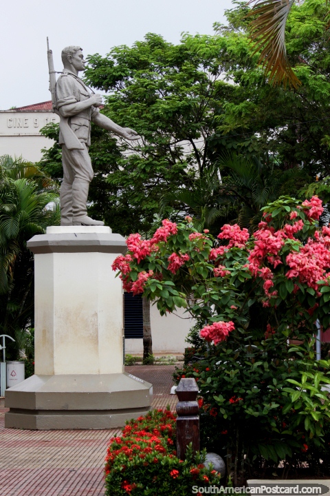 Plaza en Cobija con una estatua de German Busch Becerra (1903-1939), un oficial militar. (480x720px). Bolivia, Sudamerica.