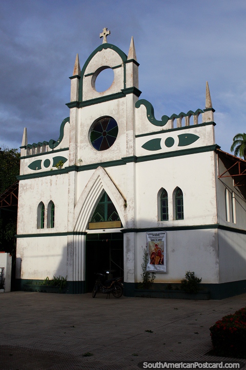 Parte frontal de la iglesia en Cobija, construida en 1930, al lado de la plaza principal. (480x720px). Bolivia, Sudamerica.