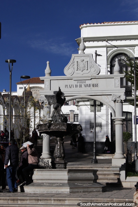 Arco cinza e fonte em Praça pública 10 de novembro em Potosi. (480x720px). Bolívia, América do Sul.