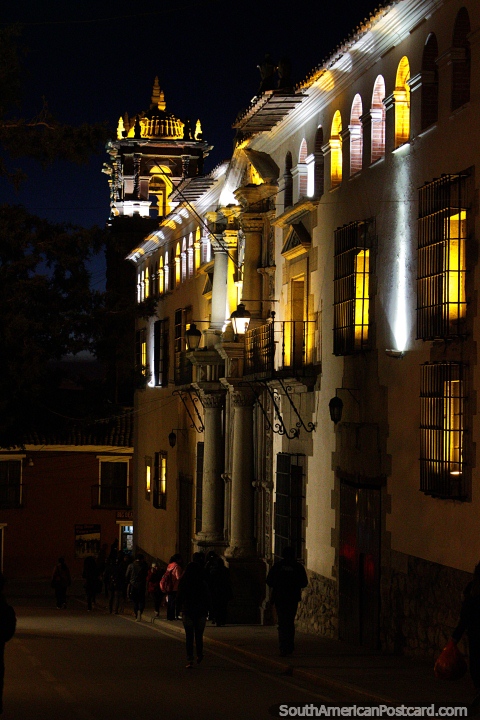 Torre de la Compañía de Jesús en Potosí, con luces amarillas en la noche. (480x720px). Bolivia, Sudamerica.