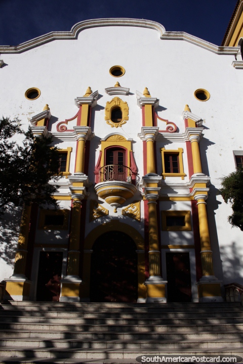 Fachada branca fantástica com colunas douradas, janelas, um balcão e portinholas em Potosi. (480x720px). Bolívia, América do Sul.