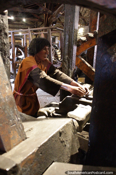Hombre trabajando para moldear el metal a la forma de monedas, dentro del museo de monedas en Potosí. (480x720px). Bolivia, Sudamerica.