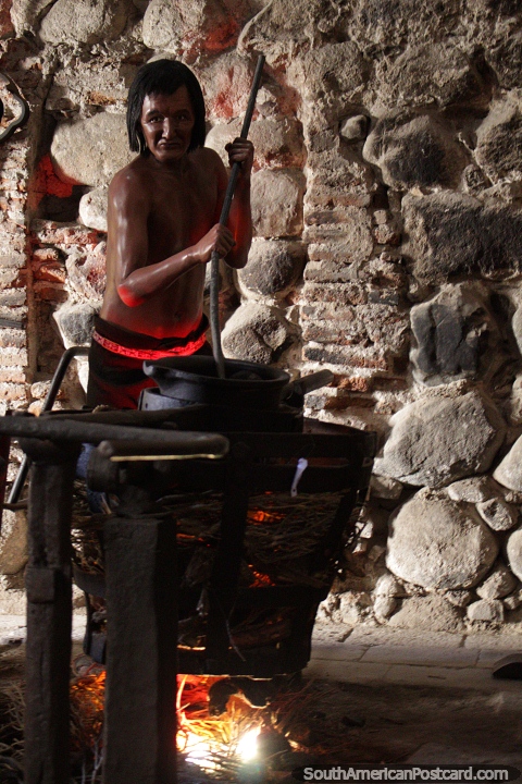 Hombre trabajando para fundir el metal para hacer monedas en el museo de monedas de Potos. (480x720px). Bolivia, Sudamerica.
