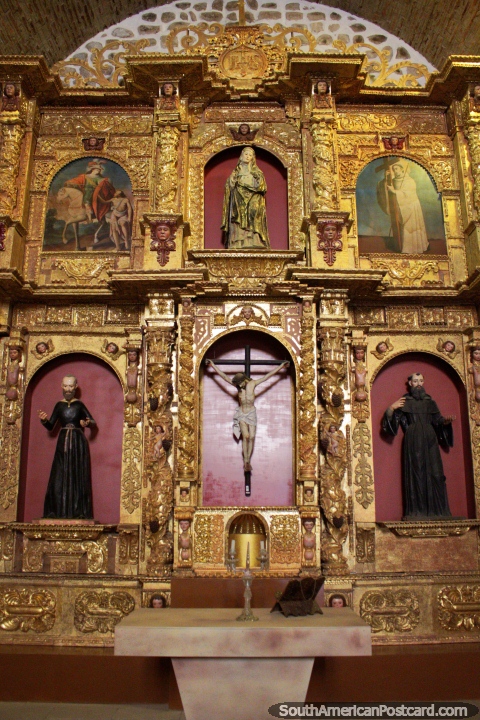 Altar de oro, figuras religiosas y pinturas, la iglesia dentro de La Casa de Moneda en Potos. (480x720px). Bolivia, Sudamerica.