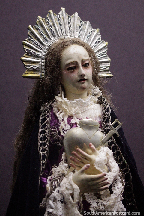 Figura de uma rainha que mantém uma espada por um coração feito de metal, igreja no museu de moeda, Potosi. (480x720px). Bolívia, América do Sul.