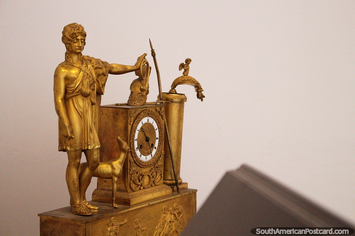 La figura y el perro de oro, el reloj de oro y el soporte para el agua, adornan el museo de monedas de Potos. (720x480px). Bolivia, Sudamerica.