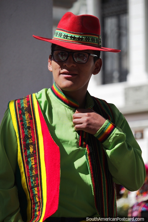 Hombre con un sombrero rojo y una camisa verde, vestido para un evento especial en Potos. (480x720px). Bolivia, Sudamerica.