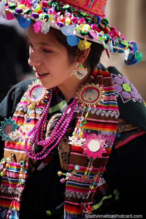 Chapu tradicional e roupa usada por uma mulher de um evento especial em Potosi. (480x720px). Bolvia, Amrica do Sul.