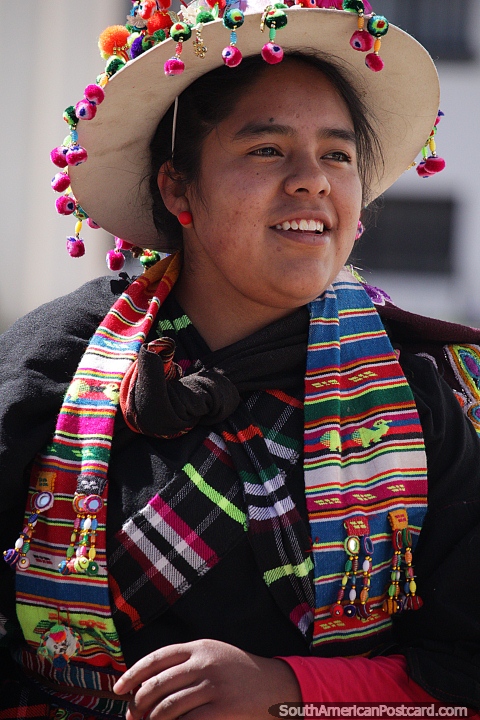 O leno tradicional e o chapu usado por esta senhora de uma dana especial executaram em Potosi. (480x720px). Bolvia, Amrica do Sul.