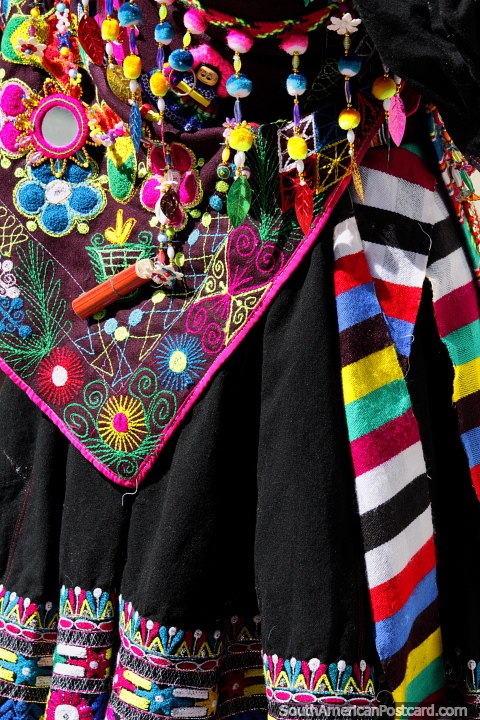 Un vestido decorado usado por las mujeres, hermosos colores, adornos y diseo, de Potos. (480x720px). Bolivia, Sudamerica.