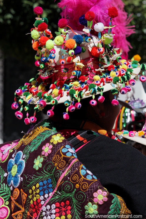 Chapu decorado com pequenas bolas lanosas coloridas e penas, traje tradicional em Potosi. (480x720px). Bolvia, Amrica do Sul.