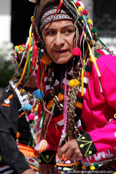 O bailarino macho vestiu-se no rosa com danas de cobertura para a cabea coloridas de um evento em Potosi. (480x720px). Bolvia, Amrica do Sul.
