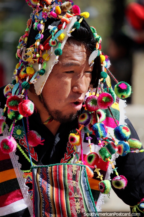 Bailarín en acción, actuando con un traje muy colorido en el centro de Potosí. (480x720px). Bolivia, Sudamerica.