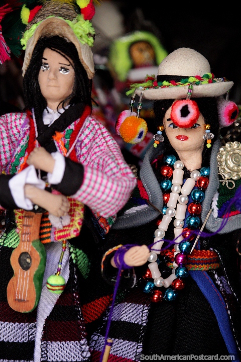 Pareja de muecas, una con guitarra, vestimenta tradicional, artesana en Potos. (480x720px). Bolivia, Sudamerica.