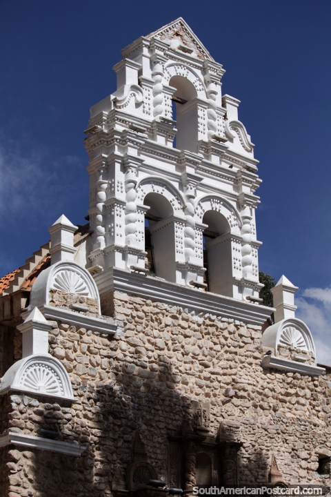 Iglesia de San Bernardo con arcos blancos y fachada de piedra debajo, una de las muchas iglesias en Potos. (480x720px). Bolivia, Sudamerica.