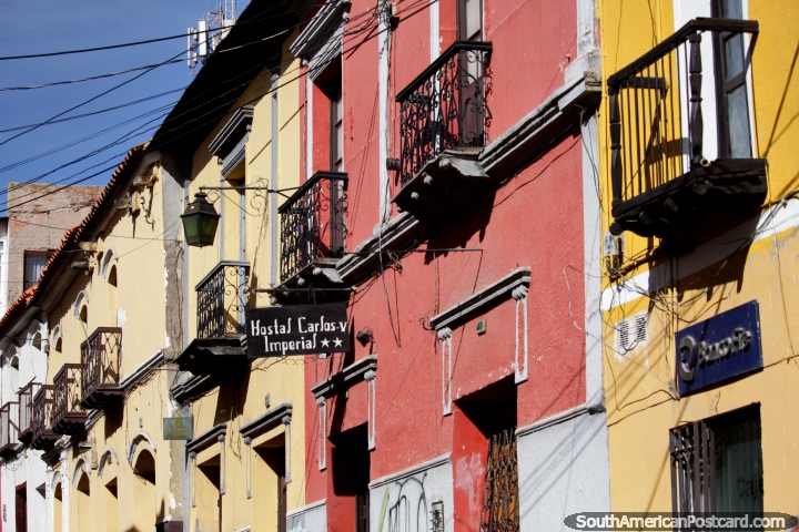 Centro histrico de Potosi, edifcios coloridos com balces nas ruas centrais. (720x480px). Bolvia, Amrica do Sul.