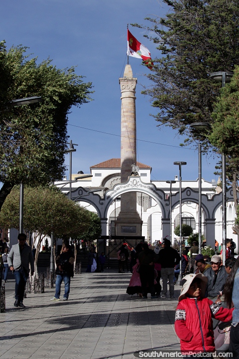 Obelisco con bandera, monumento alto en la plaza en el centro de Potos. (480x720px). Bolivia, Sudamerica.