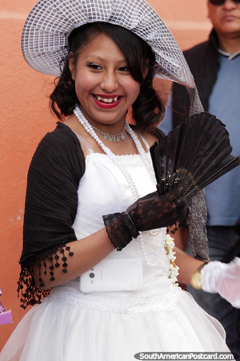 La señorita de Potosí, vestida con ropa fina y sombrero, se está divirtiendo hoy. (480x720px). Bolivia, Sudamerica.