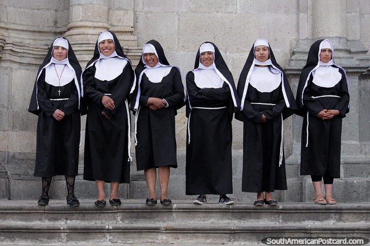 6 freiras que estão sucessivamente, a primeira disse a segunda, porque o figura 6 não sorri, Potosi. (720x480px). Bolívia, América do Sul.