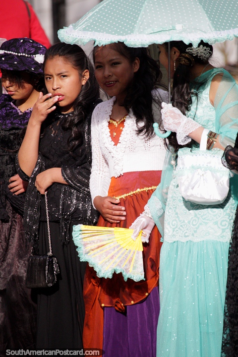 Señoritas de Potosí, con bonitos vestidos, sombrillas y abanicos, una ocasión especial. (480x720px). Bolivia, Sudamerica.
