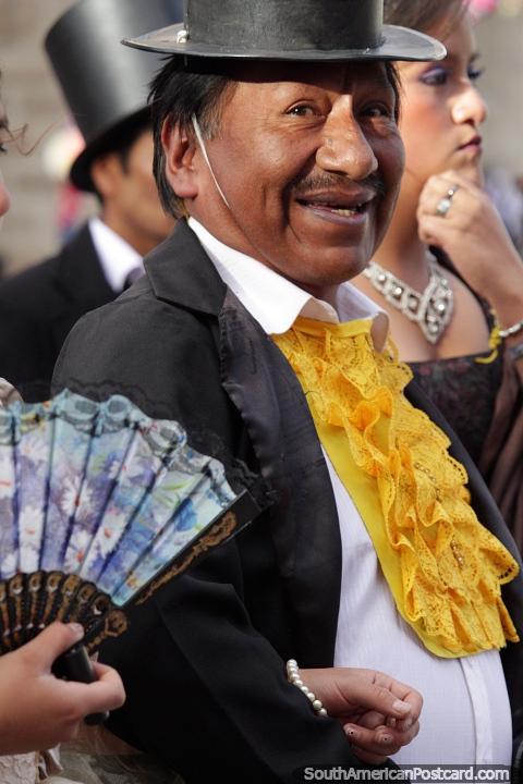 Homem em um chapéu superior e colete amarelo, uma ocasião de vestido de prestïgio em Potosi. (480x720px). Bolívia, América do Sul.