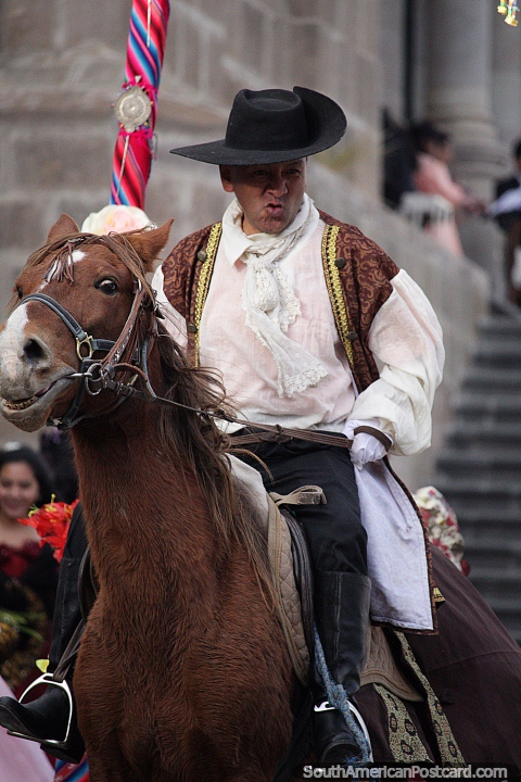 Equipe a cavalo, não um rodeio mas um evento especial no centro de Potosi. (480x720px). Bolívia, América do Sul.
