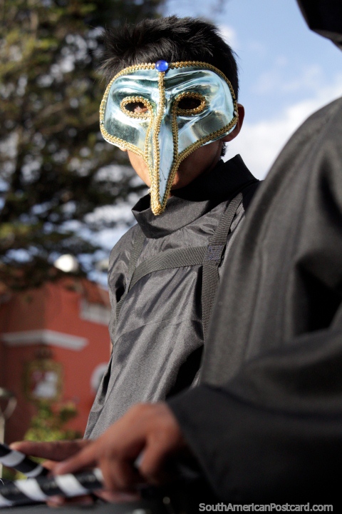 El hombre de la mano derecha de Zorro con mscara y capa negra hace acto de presencia en Potos. (480x720px). Bolivia, Sudamerica.