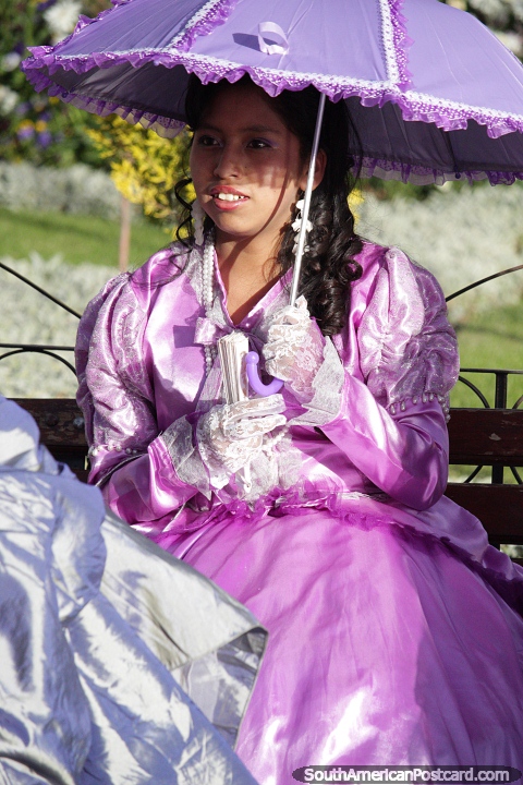 Esta dama lleva un vestido prpura y tiene una paragua el mismo color, la moda en Potos. (480x720px). Bolivia, Sudamerica.