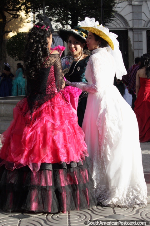 As senhoras do Potosi todos decorados dos vestidos mais perfeitos parecem muito elegantes hoje. (480x720px). Bolvia, Amrica do Sul.