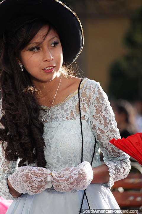 Dama Rosita Ramrez se ve hermosa en ella con atuendo y guantes, un evento para ropa elegante en Potos. (480x720px). Bolivia, Sudamerica.