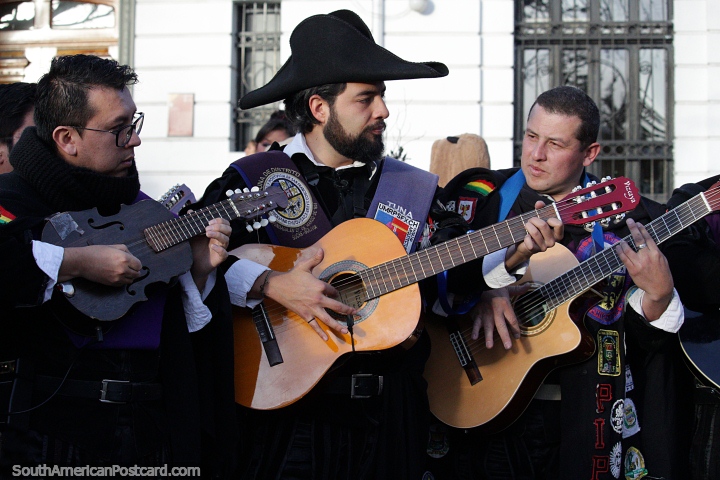 Los 3 mosqueteros intercambian sus caballos por guitarras y comienzan a tocar en un evento en Potosí. (720x480px). Bolivia, Sudamerica.