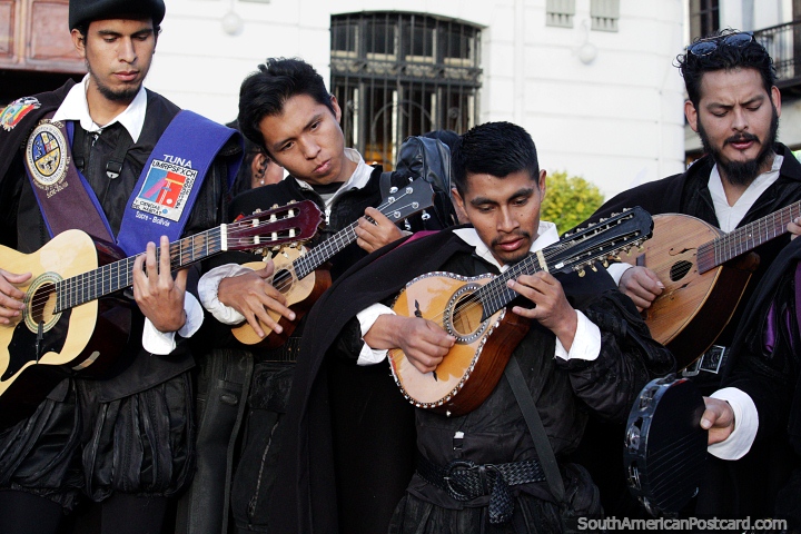 4 hombres coronados tocan sus instrumentos de cuerda de diferentes tipos, msica en el centro de Potos. (720x480px). Bolivia, Sudamerica.