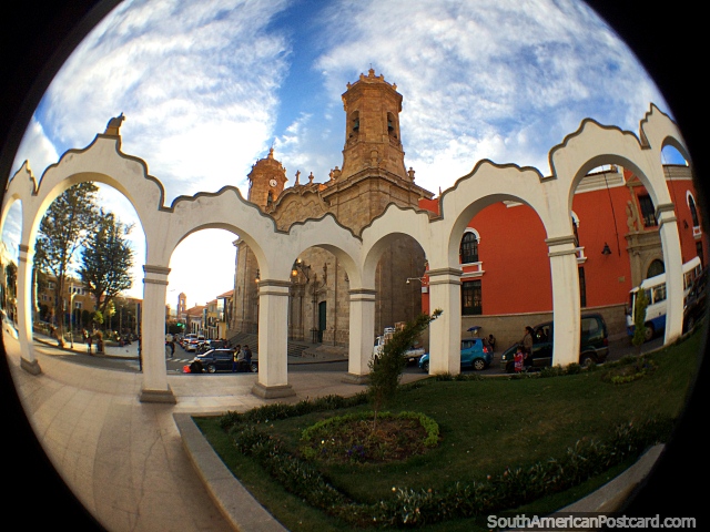 Arcos em frente da catedral e a praça pública distante no centro de Potosi. (640x480px). Bolívia, América do Sul.