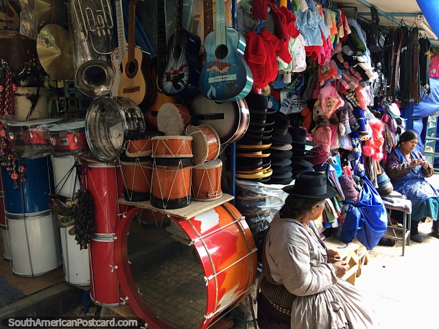 Tambores, violões, chapéus e roupa de venda no mercado central em Potosi. (640x480px). Bolívia, América do Sul.