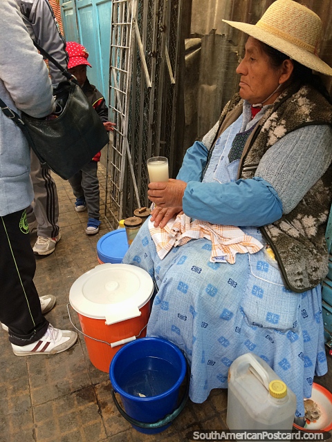 A mulher vende copos de suco no mercado central em Potosi. (480x640px). Bolvia, Amrica do Sul.