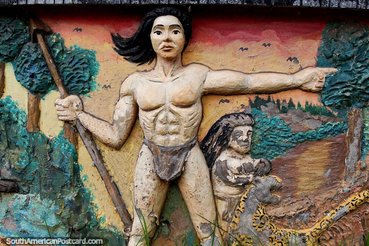 Hombre indígena de la jungla sosteniendo una lanza, mural de concreto en la plaza en Riberalta. (720x480px). Bolivia, Sudamerica.