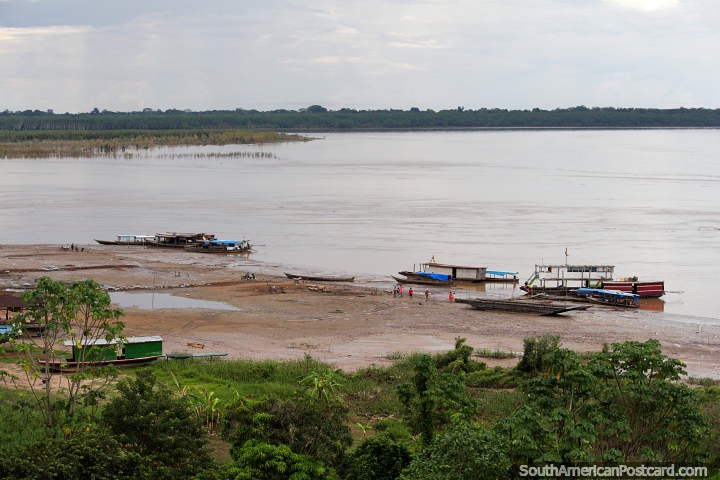 Os barcos de madeira sentam-se nas costas no porto em Riberalta. (720x480px). Bolvia, Amrica do Sul.