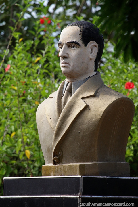 O doutor Juan de Dios Martinez, um de 3 bustos de homens importantes na praça pública em Riberalta. (480x720px). Bolívia, América do Sul.