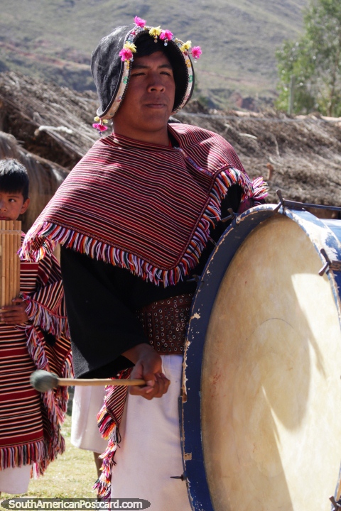 Golpee el tambor, los lugareños indígenas de Puka-Puka nos dan la bienvenida a su hogar. (480x720px). Bolivia, Sudamerica.
