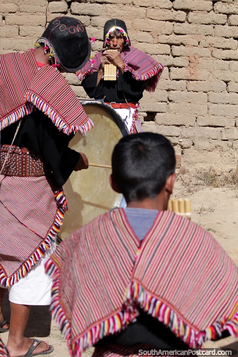 Los msicos de Puka-Puka nos saludan con msica cuando entramos en su casa cerca de Sucre. (480x720px). Bolivia, Sudamerica.