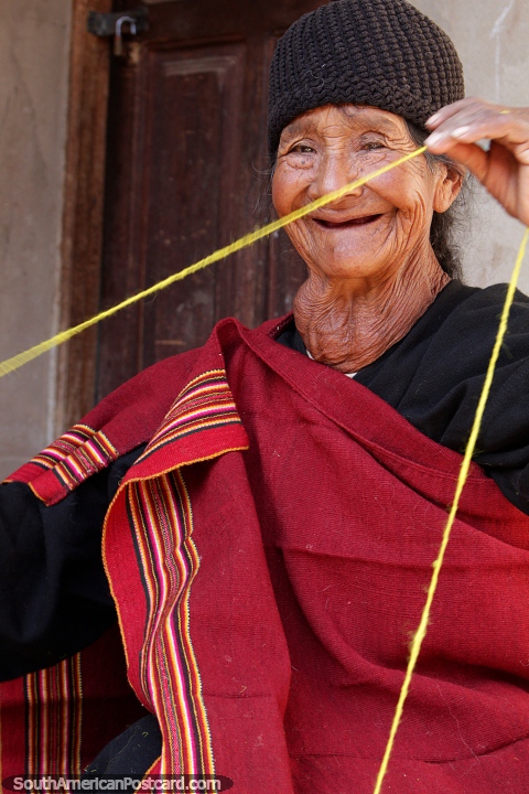 Una dama de 80 años disfruta tejiendo sus artesanías, una de las personas indígenas de Puka-Puka. (480x720px). Bolivia, Sudamerica.