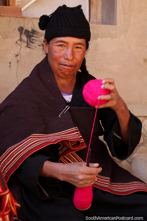 Una bola de lana rosa, visite Puka-Puka cerca de Sucre para ver a los indígenas crear sus artesanías. (480x720px). Bolivia, Sudamerica.