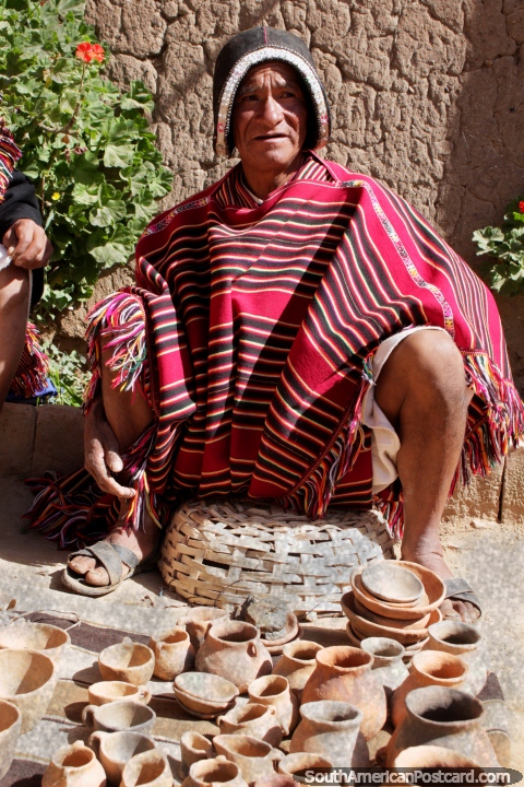 El hombre indígena de Puka-Puka hace ollas, cuencos y urnas de cerámica, un chal tradicional. (480x720px). Bolivia, Sudamerica.