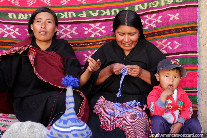 2 mulheres de Puka-Puka tecem tecido e chapéus de lã, povos indïgenas perto de Sucre. (720x480px). Bolívia, América do Sul.