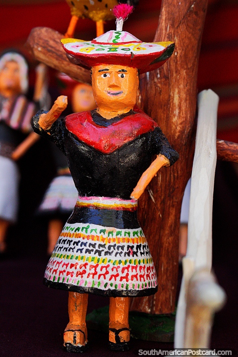 Ofïcios feitos de madeira em Puka-Puka, um pequeno figura indïgena com lhamas no seu vestido. (480x720px). Bolívia, América do Sul.
