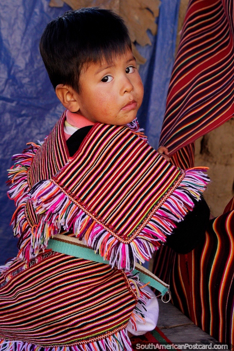 Criança jovem em um xale tradicional da aldeia de Puka-Puka 64 km de Sucre. (480x720px). Bolívia, América do Sul.